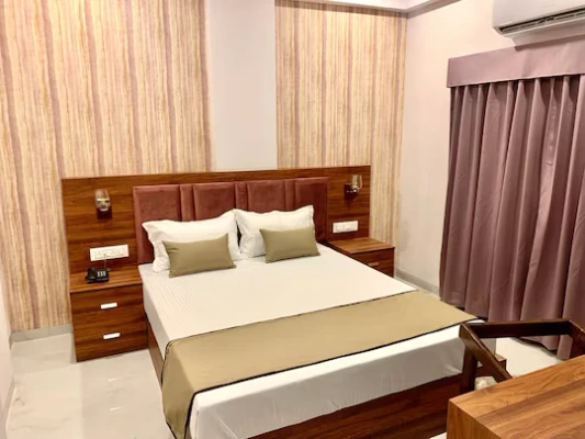 unmarried couple friendly hotels in mumbai house - lig square , indore indore