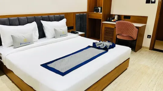 hotel room booking in mr 10 road indore, indore - pravasa stay bapat square