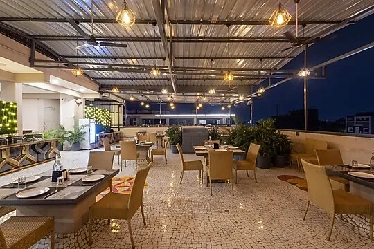 best 5 star hotels in pravasa stay luv kush square indore