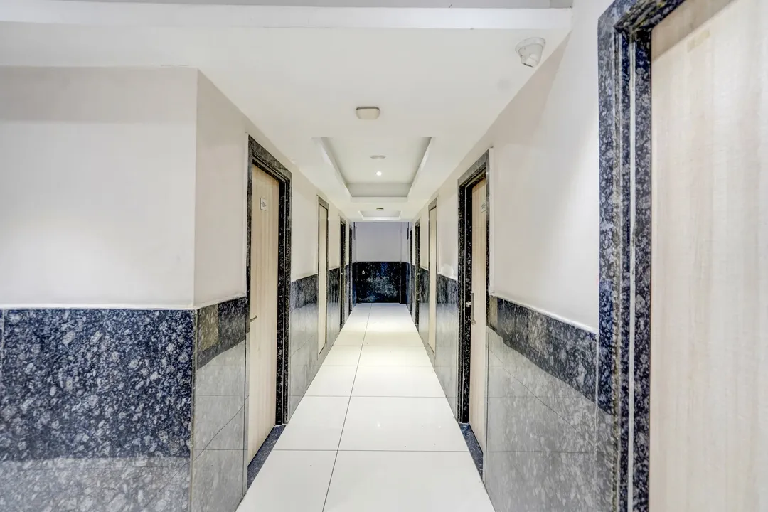 hotel with bar in bombay hospital square ring road, indore - the byke express pishore inn indore