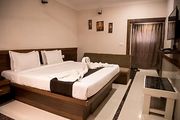 hotel with free parking in railway station compound, jabalpur - hotel paras