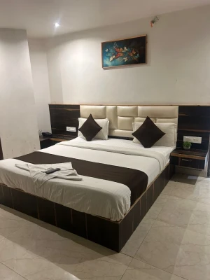 hotel with bar in pratap nagar, jaipur - hotel the crims