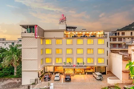 hotel with bar in katra, jammu - lords inn katra