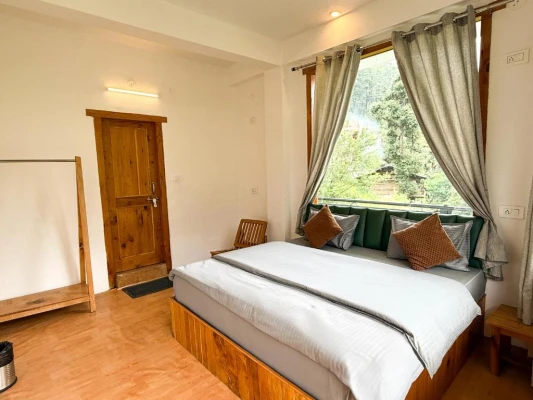 hotel with gym in gadagushaini, jibhi - young monk cafe jibhi