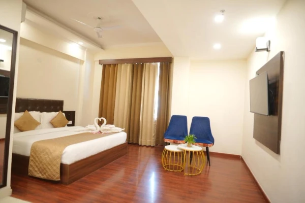 hotel with bar in old char chaman, karnal - comfort inn karnal