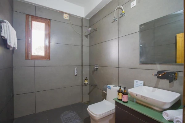 jacuzzi hotel in samol, kasauli - alaya stays querencia 5 bhk with hill view