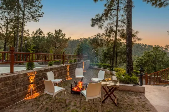 hotel with free parking in nahari, kasauli - elivaas fleur de lis 4 bhk villa with attic and garden kasauli