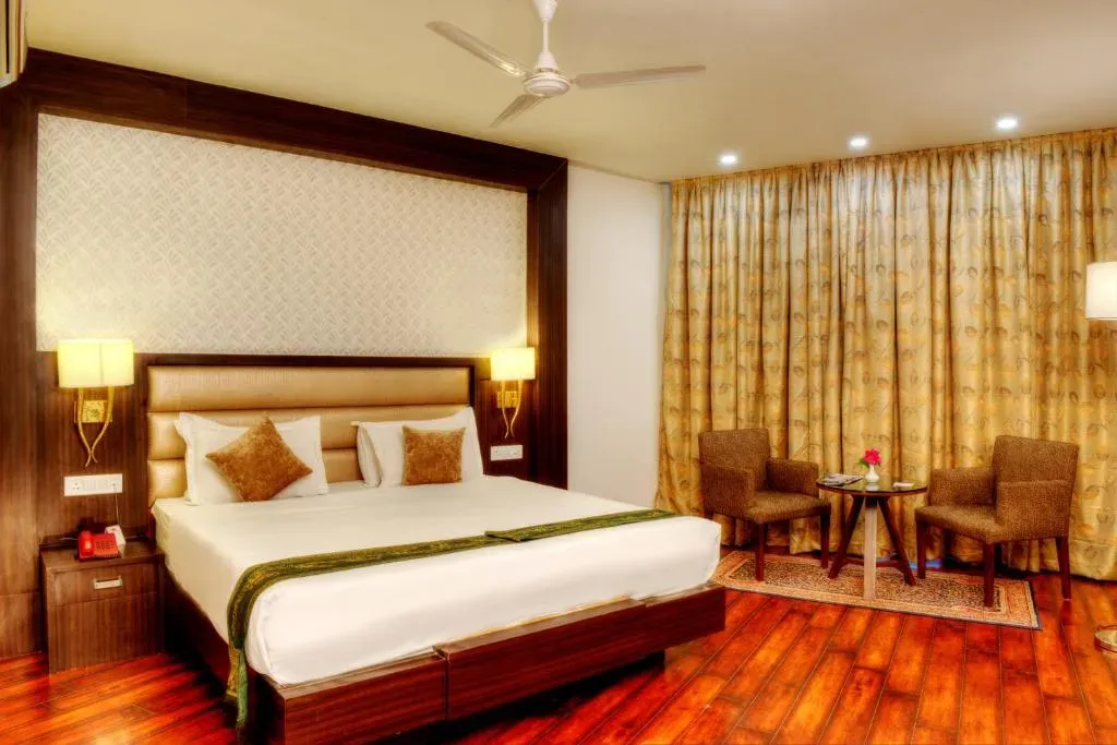 hotel with party hall in railway station road, katra - lemon tree hotel katra