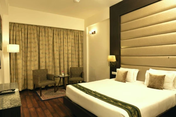 hotel with party hall in railway station road, katra - lemon tree hotel katra