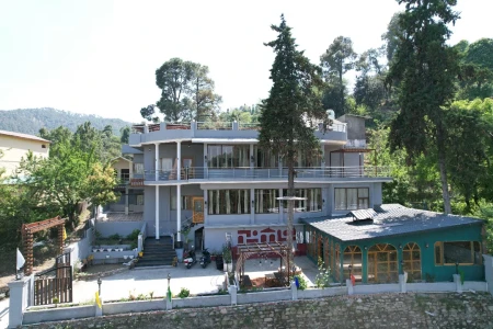 hotel with bar in kausani baijnath road, kausani - hotel valna estate kausani