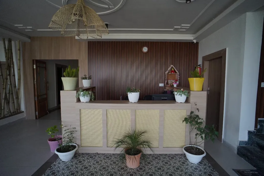 hotel with bar in kausani baijnath road, kausani - hotel valna estate kausani