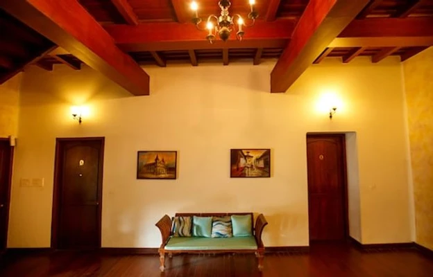 Hotel with bar in dutch cemetery road, kochi - amritara poovath heritage