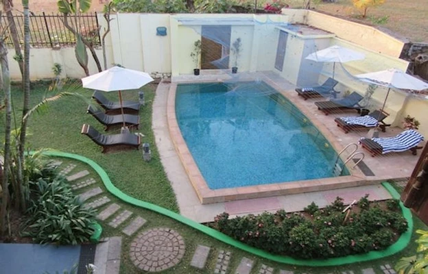 Hotel with swimming pool in dutch cemetery road, kochi - amritara poovath heritage