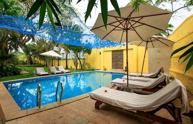 Hotel with free parking in dutch cemetery road, kochi - amritara poovath heritage