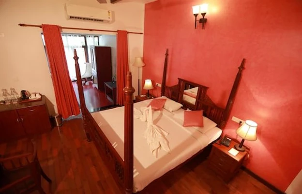 Hotel with meeting room in dutch cemetery road, kochi - amritara poovath heritage