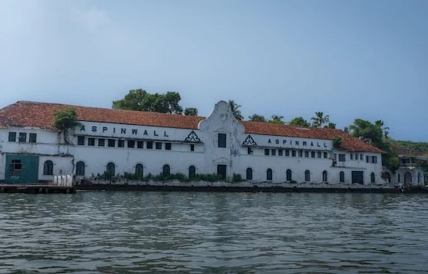 family Hotel with pool in dutch cemetery road, kochi - amritara poovath heritage