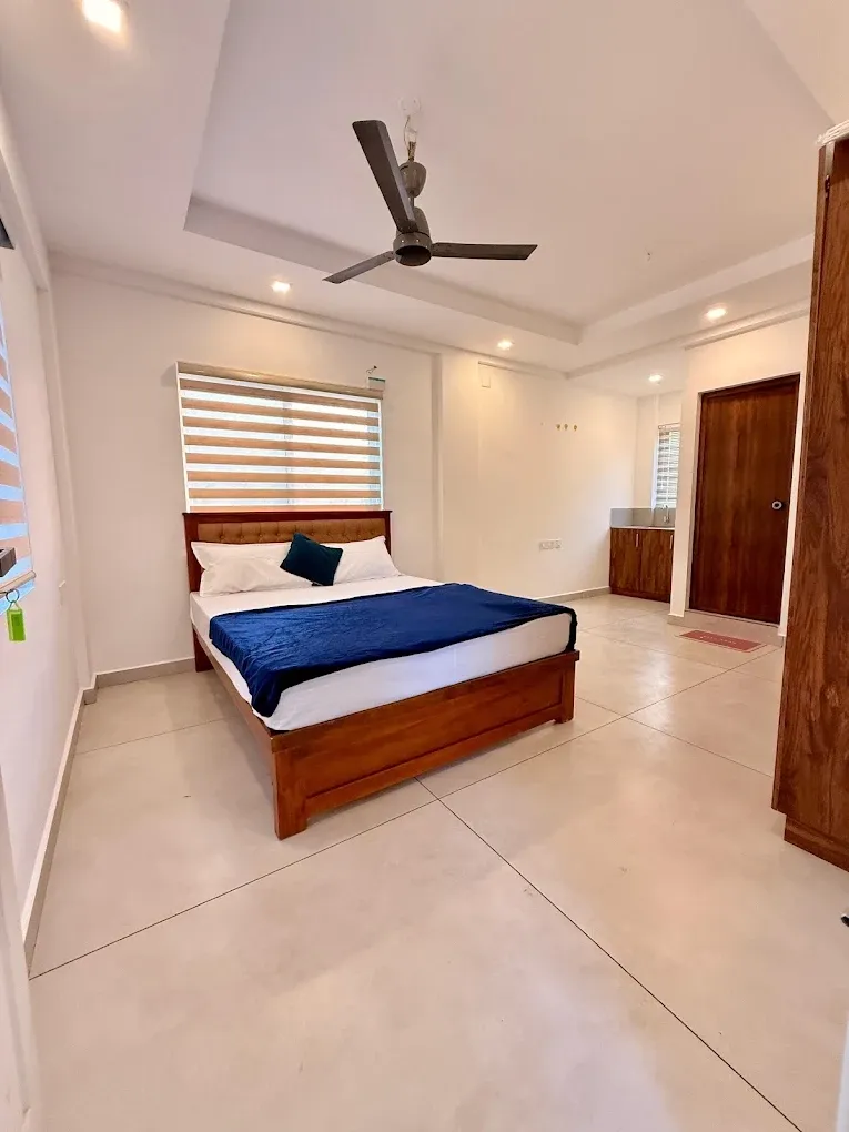 hotel with free parking in kakkanad, kochi - crest inn