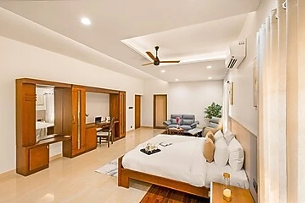 hotel near kochi railway station - elivaas valiyaveetil mansion 5bhk mansion with pvt pool & theatre