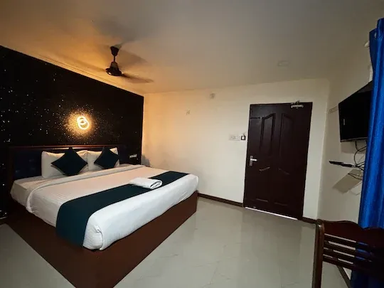 hotel with free parking in kadavanthra, kochi - eyden residency