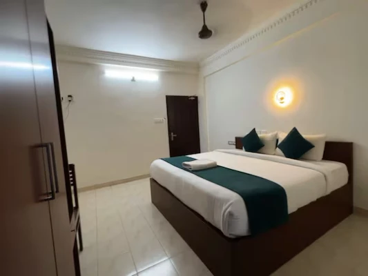 hotel with bar in kadavanthra, kochi - eyden residency