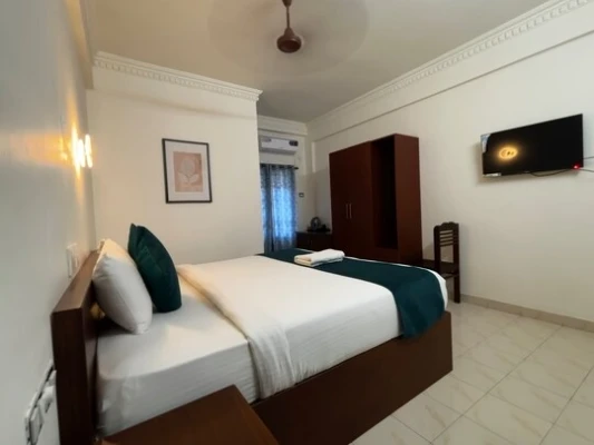 hotel with meeting room in kadavanthra, kochi - eyden residency