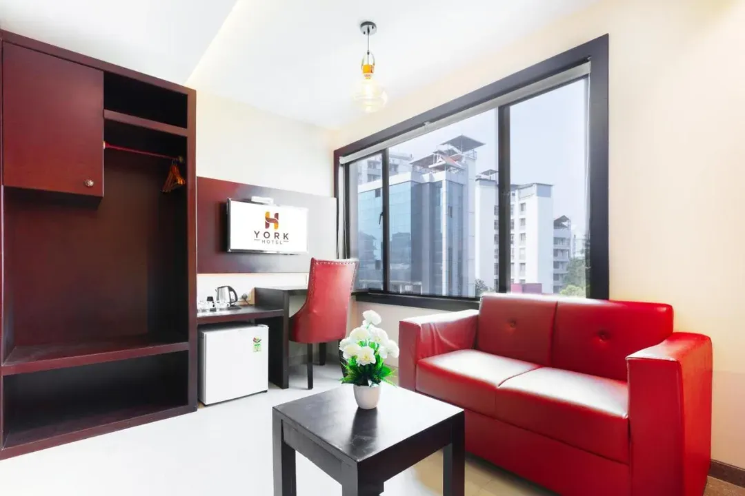 jacuzzi Hotel in pallimukku, kochi - york hotel