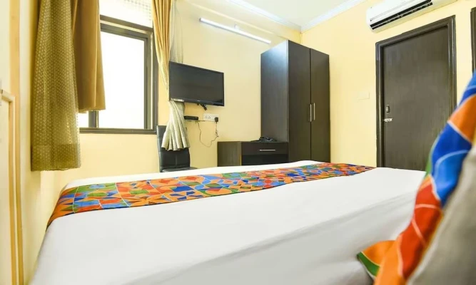 hotel with free parking in partha kundu, kolkata - dovers inn by bookmerihotel