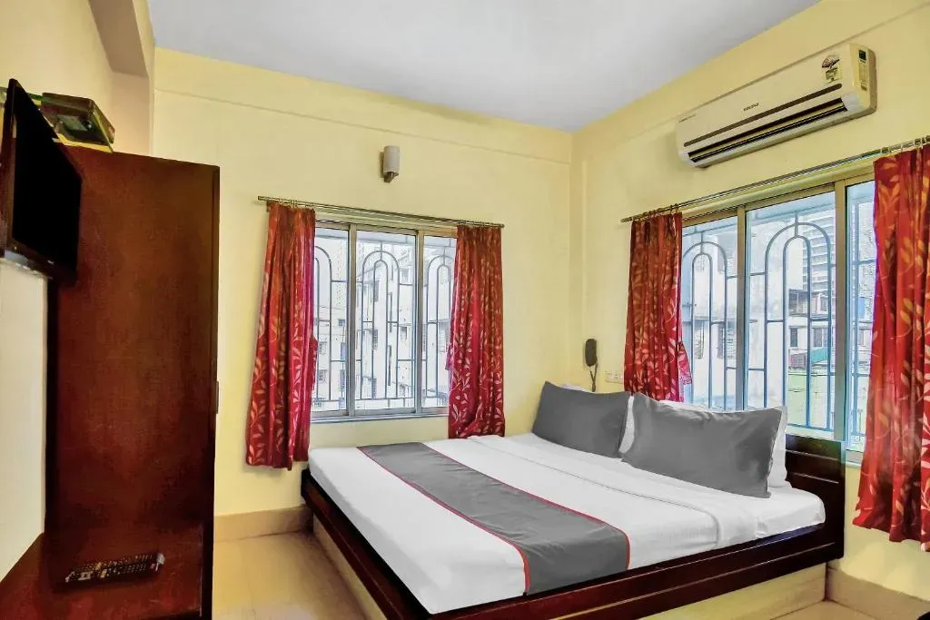 hotel with swimming pool in mukundapur, kolkata - kabita guest house