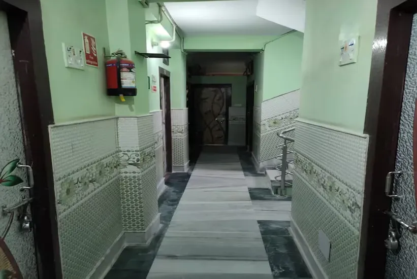 hotel with free parking in salt lake, kolkata - karunamoyee guest house