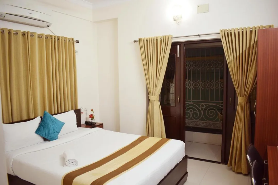 hotel with swimming pool in monohar pukur road, kolkata - krishna kunj