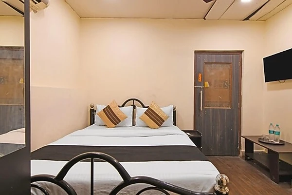 hotels for couple in lucky homes kolkata