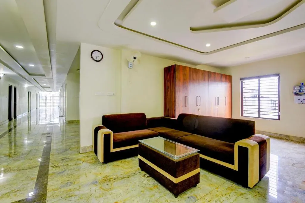 budget Hotel in edakkara, kozhikode - royal tower