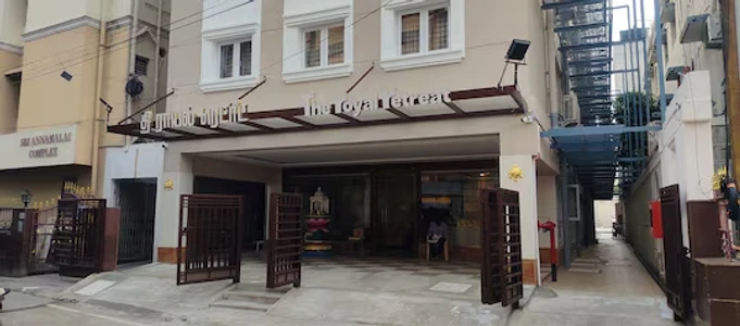 family hotel with pool in thiruvisanallur, kumbakonam - the royal retreat