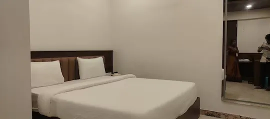 hotel near kumbakonam airport - the royal retreat