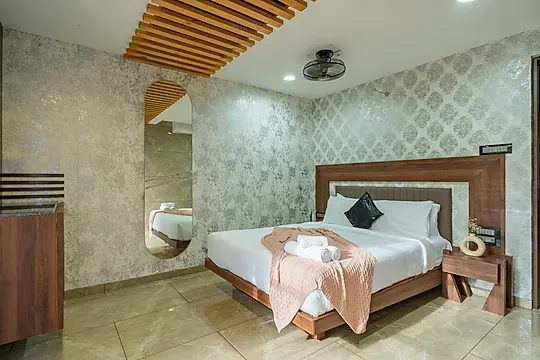 hotel in valvan, lonavala for family - alaya stays serenia lonavala 3 bhk with pool lonavala