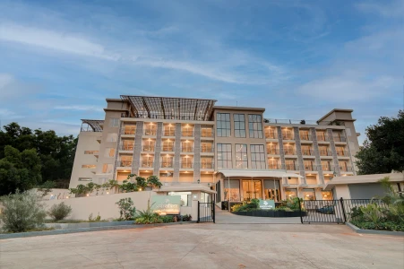 hotel near lonavala airport - amoravida by 7 apple resorts khandala