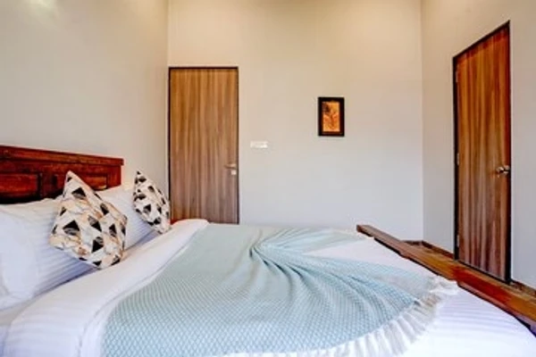 hotel with bar in khandala, lonavala - elivaas 3 bhk aamy villa with pvt pool & garden lonavala