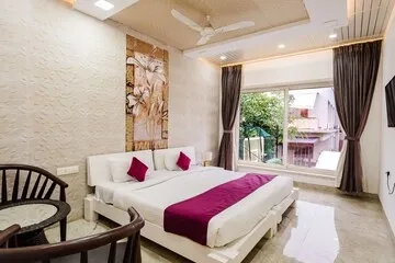 hotel with bar in valvan, lonavala - elivaas moonstone meadows 1 suite room with shared pool