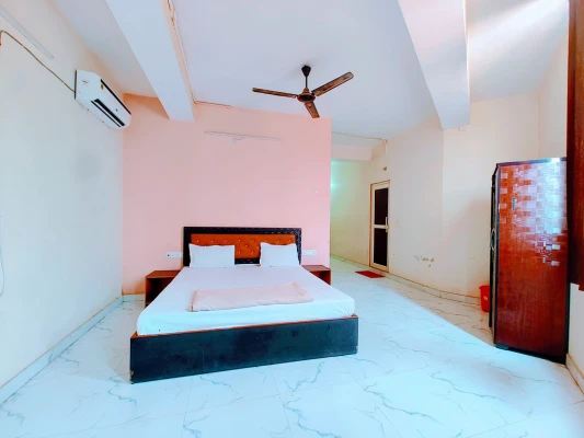 hotel with bar in jiamau road, lucknow - hotel trilok inn