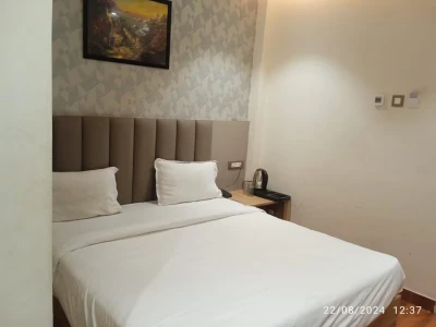 hotel near lucknow railway station - sharma regency