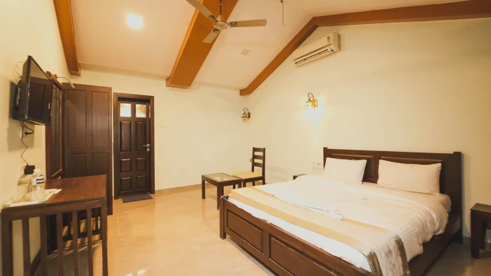 hotel with swimming pool in satara road, mahabaleshwar - the byke sai cottage mahabaleshwar