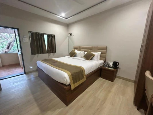 hotel with swimming pool in satara road, mahabaleshwar - the byke shanti villa mahabaleshwar