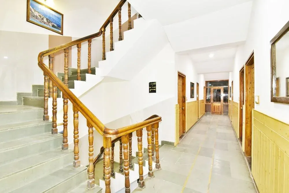 hotel with free parking in siyal, manali - dls hotel devlok