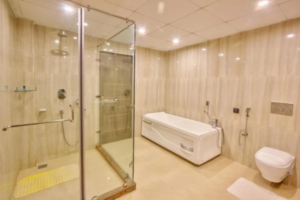 hotel with banquet hall in bahnu bridge, manali - span inn & suites by alivaa hotel manali