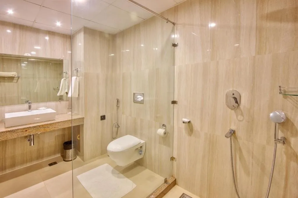 hotel with swimming pool in bahnu bridge, manali - span inn & suites by alivaa hotel manali