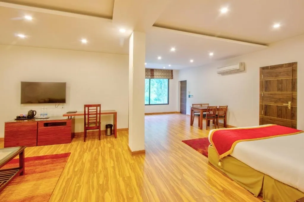 hotel with swimming pool in bahnu bridge, manali - span inn & suites by alivaa hotel manali