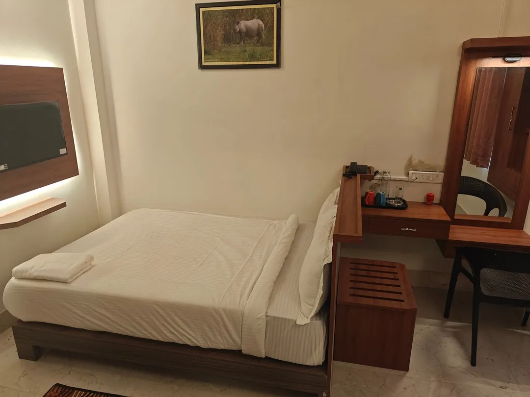 hotel with bar in rudrapara, mayapur - hotel shreesh