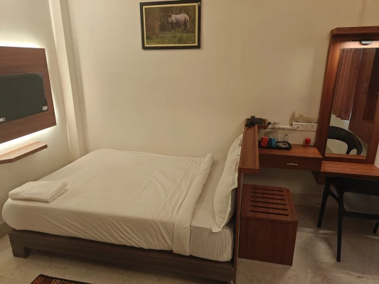 hotel with free parking in rudrapara, mayapur - hotel shreesh