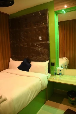 hotel with bar in andheri east, mumbai - airport cabin stay