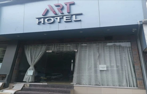 hotels for unmarried couples in art hotel mumbai